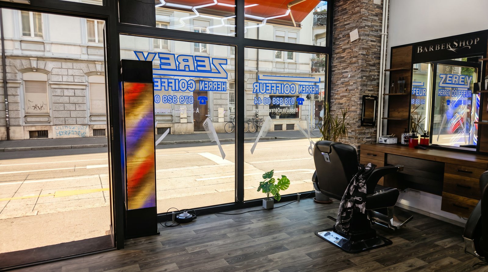 Blick aus dem Zerey Herren Coiffeur auf die Strasse